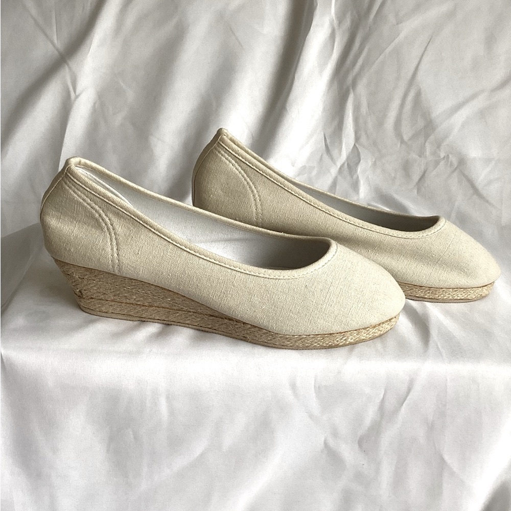 Elegant Cream Wedge Shoes with Minimalist Design Size 8